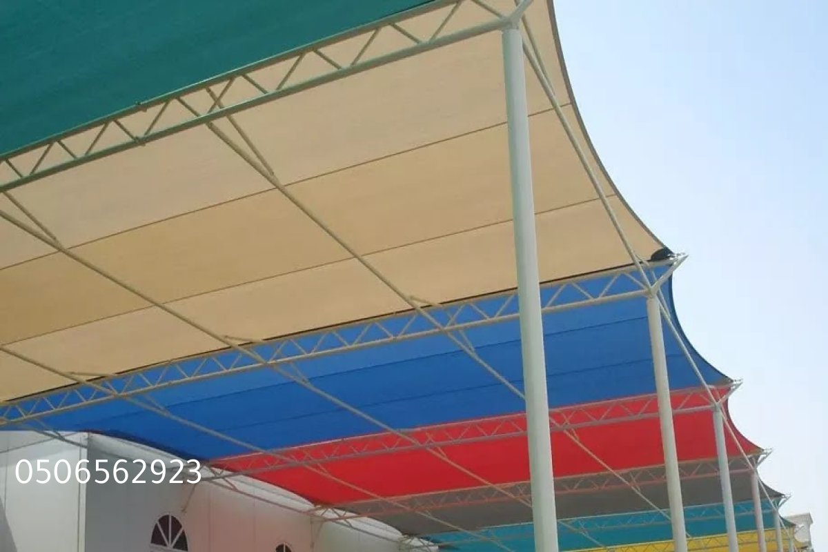 مظلات قماشية توفر ظلاً مريحًا وتناسب الحدائق والقرميد بشكل مثالي.